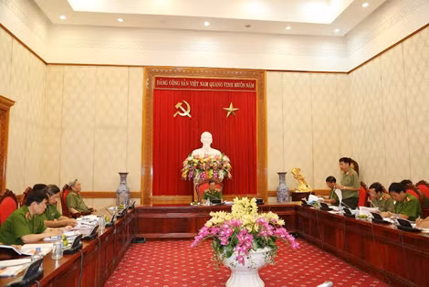 Trung tướng Lê Văn Đệ, Phó Tổng cục trưởng Tổng cục Chính trị Công an nhân dân phát biểu tại cuộc họp. Trung tướng Lê Văn Đệ, Phó Tổng cục trưởng Tổng cục Chính trị Công an nhân dân phát biểu tại cuộc họp.