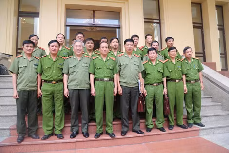 Thượng tướng Lê Quý Vương, Ủy viên TW Đảng, Thứ trưởng Bộ Công an với các đại biểu tham dự cuộc họp. Thượng tướng Lê Quý Vương, Ủy viên TW Đảng, Thứ trưởng Bộ Công an với các đại biểu tham dự cuộc họp.