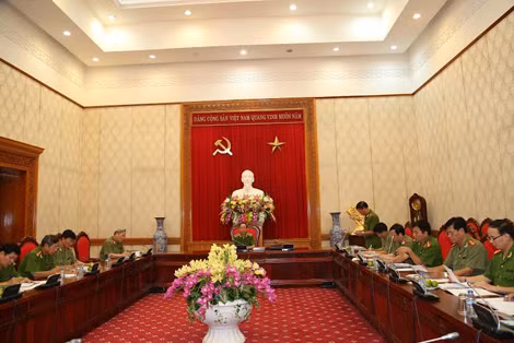 Thiếu tướng Trần Văn Vệ, Phó Tổng cục trưởng Tổng cục Cảnh sát báo cáo tiến độ công việc tổ chức Hội thi. Thiếu tướng Trần Văn Vệ, Phó Tổng cục trưởng Tổng cục Cảnh sát báo cáo tiến độ công việc tổ chức Hội thi.