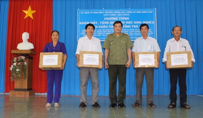 Đoàn công tác trao 4 tủ sách thư viện do Nhà xuất bản Trẻ TP Hồ Chí Minh tài trợ các trường tiểu học trên địa bàn huyện Châu Thành.
