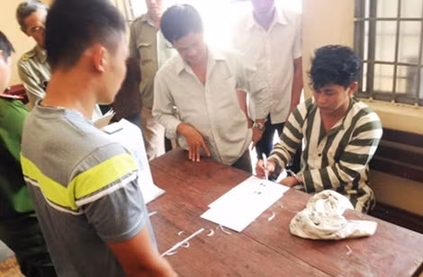 Thanh ký vào biên bản phạm pháp quả tang.