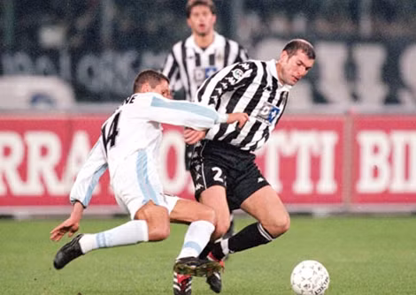 Simeone và Zidane trong một pha tranh chấp bóng ở lượt về mùa 1999-2000 giữa Lazio và Juve.