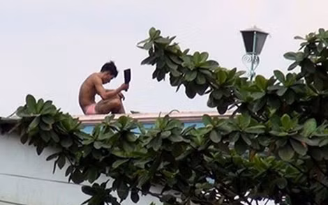 Một đối tượng ngáo đá cầm dao cố thủ trên nóc nhà khi phê thuốc.