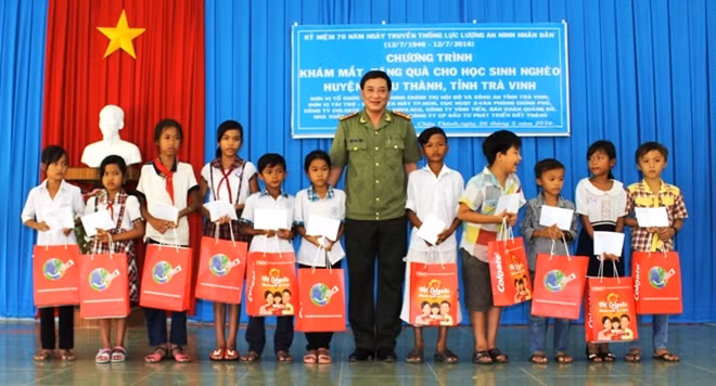 Đại tá Văn Công Minh, Phó Cục trưởng Cục A83 trao học bổng cho học sinh nghèo vượt khó.