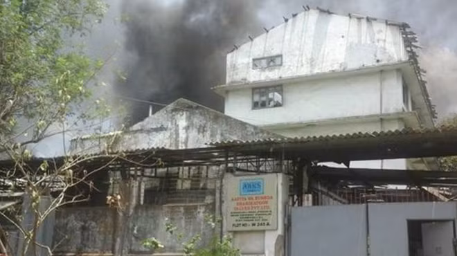 Khói bốc cao từ vụ nổ.