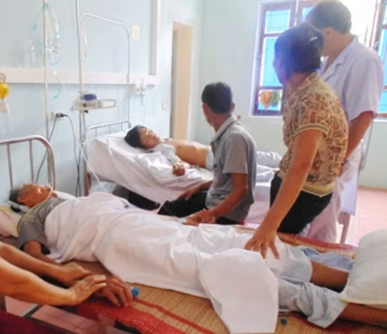 Các nạn nhân đang được cấp cứu tại bệnh viện( ảnh: Tường Vi)