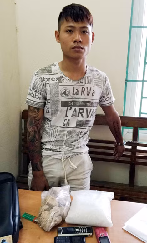Đối tượng Nam cùng tang vật.