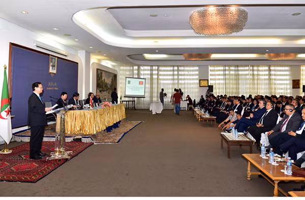 Thủ tướng phát biểu trước đại diện DN tại đối thoại. Ảnh: VGP.