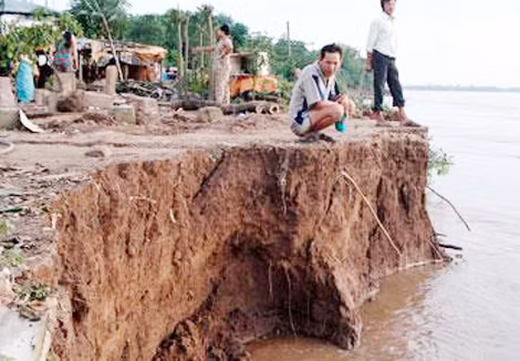 Khai thác cát ồ ạt gây sạt lở hai bờ sông. Khai thác cát ồ ạt gây sạt lở hai bờ sông.