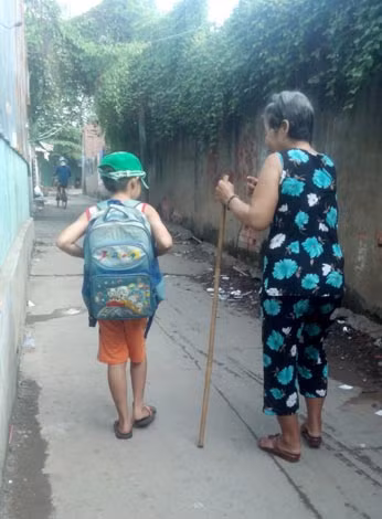 Bà dành hết tình thương cho đứa cháu nội của chồng.