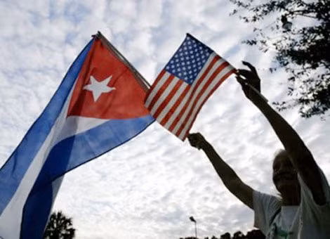 “Cái bắt tay lịch sử” giữa Mỹ và Cuba phá tan tảng băng trong quan hệ hai nước.