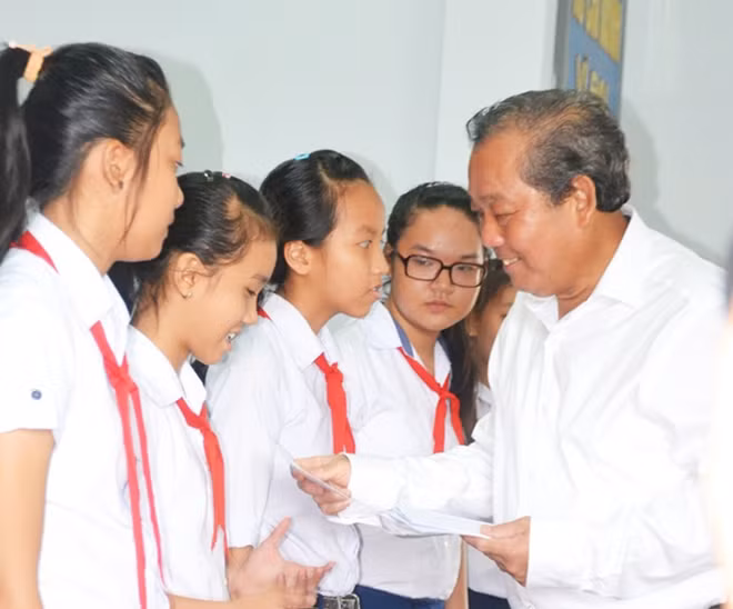 Phó Thủ tướng Trương Hòa Bình trao tặng kinh phí xây cầu nông thôn, xây nhà tình thương và học bổng cho học sinh nghèo hiếu học.
