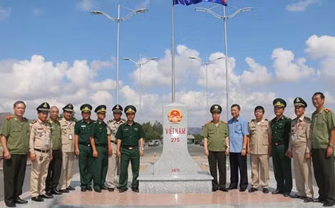 Thứ trưởng Bùi Văn Nam cùng đoàn công tác đến thăm Đồn Biên phòng và Hải quan Cửa khẩu quốc tế Tịnh Biên (An Giang).