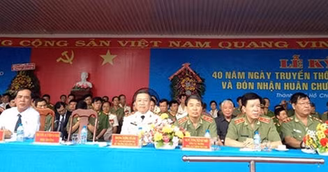 Các đại biểu tham dự buổi lễ.