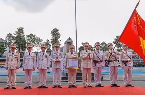 Thừa uỷ quyền của Chủ tịch nước, Bộ trưởng Tô Lâm trao Huân chương Quân công hạng Nhất tặng Ban Giám hiệu nhà trường.