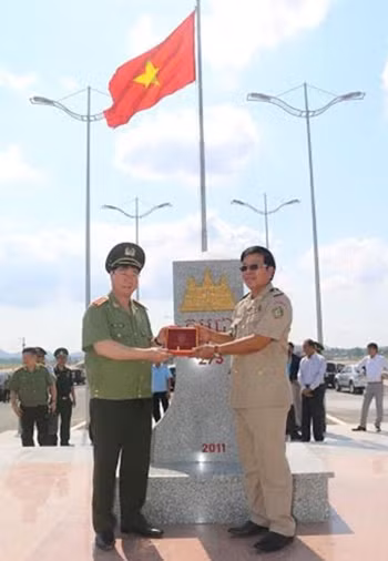 Thứ trưởng Bùi Văn Nam cùng Bộ đội Biên phòng Việt Nam và Biên phòng Vương quốc Campuchia tại Cột mốc 275 giữa biên giới hai nước.