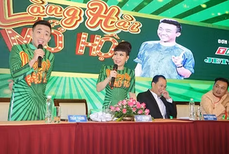 Trấn Thành và Việt Hương trong buổi họp báo “Làng hài mở hội”.