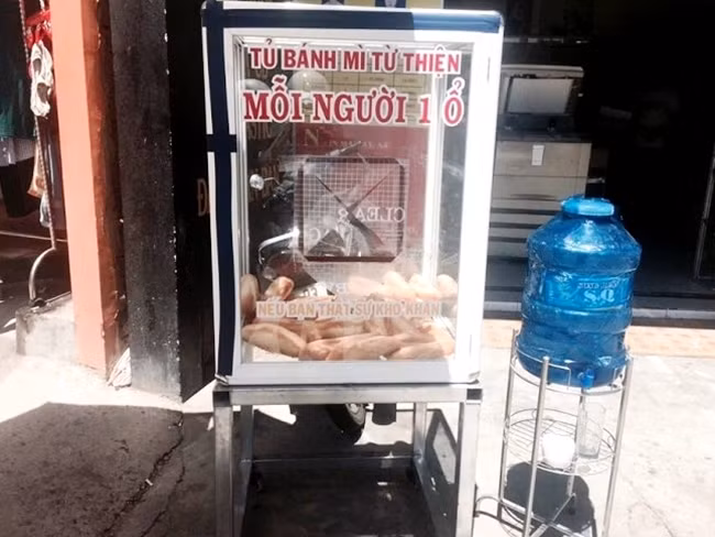 Tủ bánh mỳ miễn phí của anh Trương Dũng