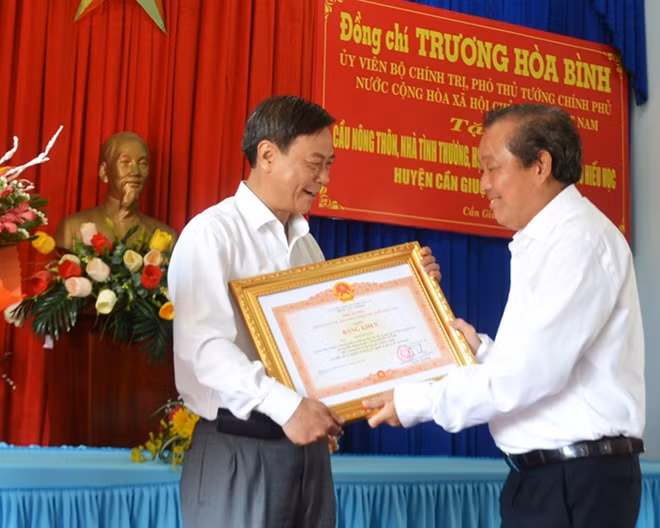 Trao Bằng khen của Thủ tướng Chính phủ tặng ông Trần Lê Ngân, Phó Tổng GĐ Cty CP Anh văn hội Việt Mỹ.