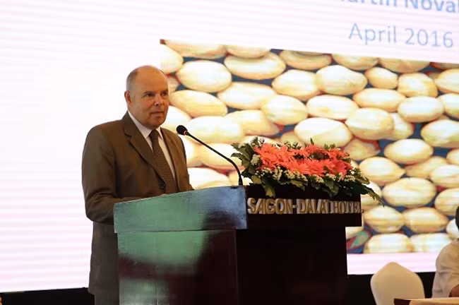 Ông Martin Novak hiệp hội mắc ca Úc phát biểu tại đại hội