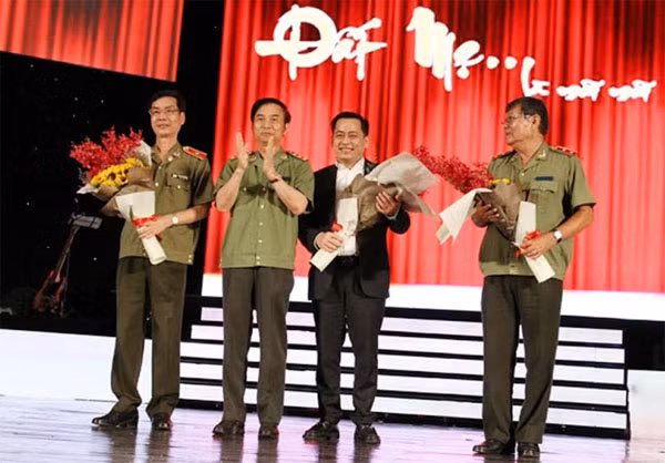 Thứ trưởng Thường trực Đặng Văn Hiếu tặng hoa Ban tổ chức Đêm ca nhạc “Đất Mẹ là mãi mãi”. Thứ trưởng Thường trực Đặng Văn Hiếu tặng hoa Ban tổ chức Đêm ca nhạc “Đất Mẹ là mãi mãi”.