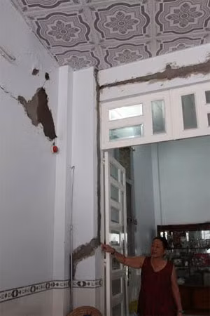 Nhà một số hộ dân bị lún, nút, hư hỏng do quá trình Công ty Thi Sơn thi công dự án mở rộng QL91.