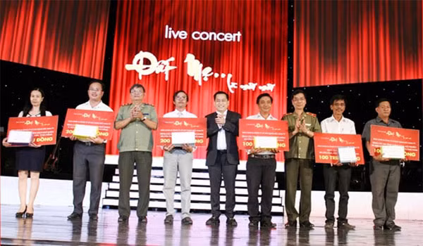 Thiếu tướng Phạm Văn Miên, Tổng Biên tập Báo CAND; Trung tướng Lê Ngọc Nam, nguyên Phó Tổng cục trưởng Tổng cục Chính trị CAND và ông Phan Văn Anh Vũ – Chủ tịch HĐQT Công ty Cổ phần Xây dựng Bắc Nam 79, trao tiền tài trợ từ chương trình cho các địa phương. Thiếu tướng Phạm Văn Miên, Tổng Biên tập Báo CAND; Trung tướng Lê Ngọc Nam, nguyên Phó Tổng cục trưởng Tổng cục Chính trị CAND và ông Phan Văn Anh Vũ – Chủ tịch HĐQT Công ty Cổ phần Xây dựng Bắc Nam 79, trao tiền tài trợ từ chương trình cho các địa phương.