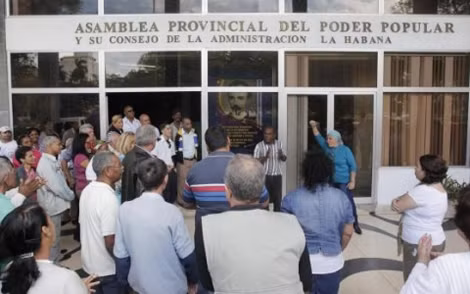 Người dân Cuba ăn mừng tin Mỹ bình thường hóa quan hệ. Ảnh: Reuters.