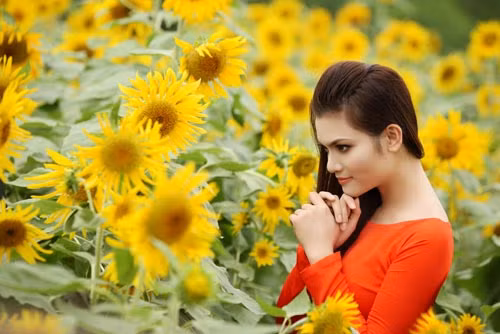 Đặc biệt, trong album, ca khúc “Nhớ về cửa biển” (nhạc sĩ Huy Du) của Phạm Phương Thảo từng ghi dấu ấn trong lòng người hâm mộ khi cô diện chiếc áo dài hải quân và hát bên biển rộng về tình yêu biển.