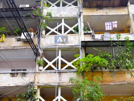 Cả khu nhà chằng chịt thép chống đỡ.