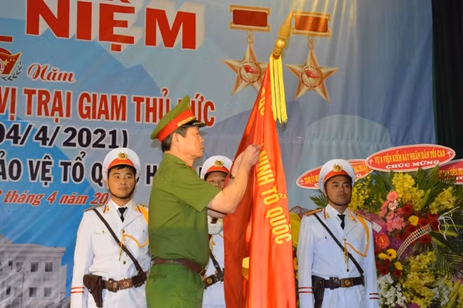 Thừa ủy quyền của Chủ tịch nước, Trung tướng Lê Minh Hùng trao Huân chương Bảo vệ Tổ quốc hạng Nhất tặng tập thể Trại giam Thủ Đức.