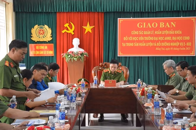Thượng tá Nguyễn Minh Cường báo cáo tình hình, kết quả công tác quản lý, huấn luyện đầu khóa.