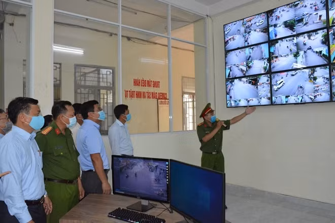 Hệ thống camera và Trung tâm điều hành camera giám sát ANTT với tổng số hơn 148 mắt hiện đại và quy mô.