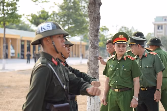 Trung tướng Phạm Quốc Cương quan sát, chỉ đạo công tác huấn luyện đầu khóa học viên của TTHL2.