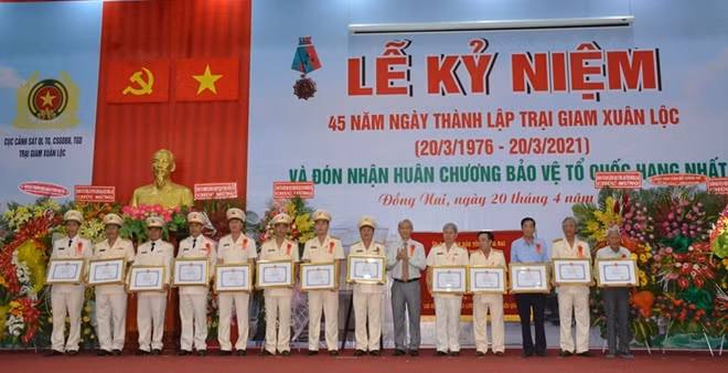 Đồng chí Nguyễn Phú Cường, Ủy viên Trung ương Đảng, Bí thư Tỉnh ủy tỉnh Đồng Nai, trao Bằng khen cho các tập thể, cá nhân Trại giam Xuân Lộc.