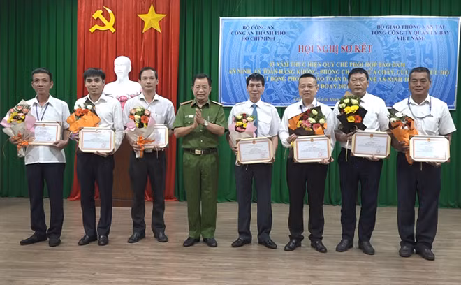 Tặng Giấy khen cho tập thể, cá nhân có thành tích xuất sắc.