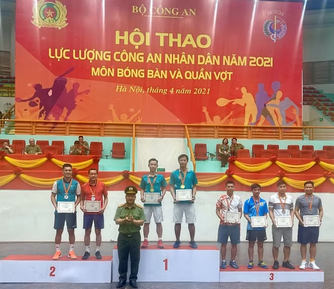 Đôi nam môn bóng bàn được trao giải HCV.