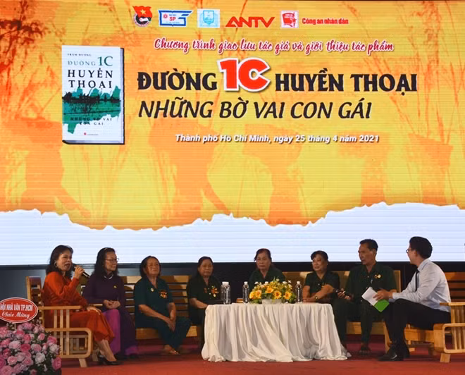 Cuộc giao lưu kể lại những câu chuyện, kỷ niệm xúc động, hào hùng một thời của những nữ TNXP.