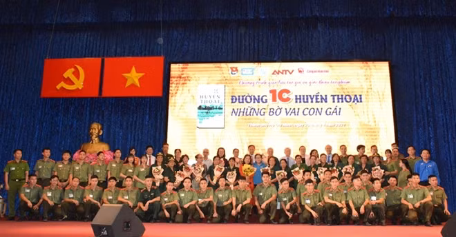 Sinh viên Trường Đại học ANND với các nữ TNXP 1C.