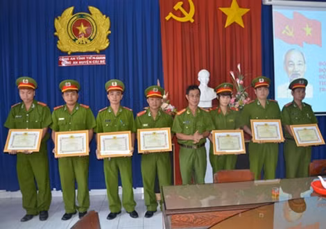 Đại tá Nguyễn Văn Lộc – Phó giám đốc CA tỉnh Tiền Giang trao giấy khen của Giám đốc Công an tỉnh cho 12 CBCS Công an huyện Cái Bè, CA thị xã Cai Lậy và Phòng CSĐT tội phạm hình sự Công an tỉnh
