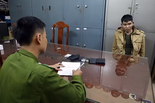 Lăng Văn Hùng tại cơ quan điều tra.