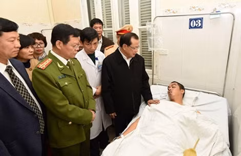 Đồng chí Phạm Quang Nghị thăm hỏi Thượng úy Nguyễn Quốc Đạt, Đội CSGT số 5 CATP Hà Nội.