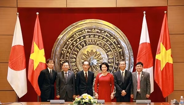Phó chủ tịch QH Nguyễn Thị Kim Ngân chụp ảnh lưu niệm cùng Đoàn đại biểu cấp cao Thượng viện Nhật Bản.