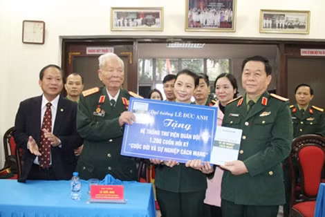 Đại tướng Lê Đức Anh, nguyên Ủy viên Bộ Chính trị, nguyên Chủ tịch nước, nguyên Bộ trưởng Bộ Quốc phòng tặng 1.200 cuốn hồi ký của mình cho Thư viện Quân đội.