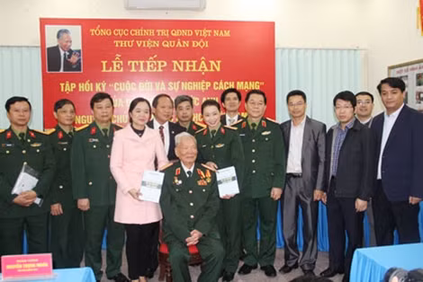 Đồng chí Đại tướng Lê Đức Anh, nguyên Ủy viên Bộ Chính trị, nguyên Chủ tịch nước, nguyên Bộ trưởng Bộ Quốc phòng chụp ảnh lưu niệm với các cán bộ, chiến sỹ.