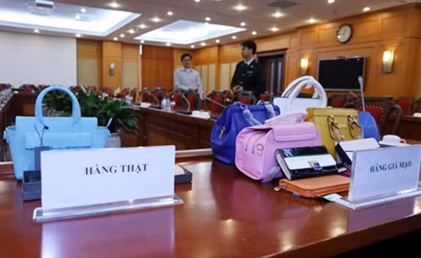 Những chiếc túi Charles & Keith được làm giả tinh vi.