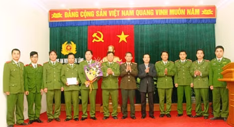 Khen thưởng Ban chuyên án.