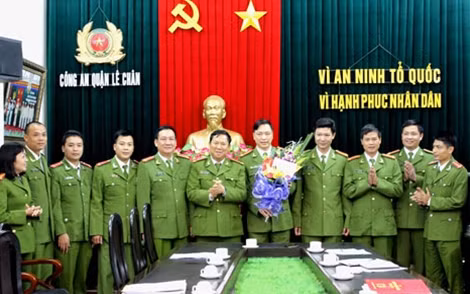 Đại tá Nguyễn Văn Coỏng – Thủ trưởng cơ quan điều tra, Phó giám đốc CATP biểu dương và khen thưởng Ban chuyên án.