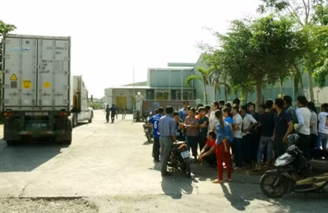 Công nhân Xí nghiệp đông lạnh An Phú – Công ty Stapimex đình công vào sáng 15-12.