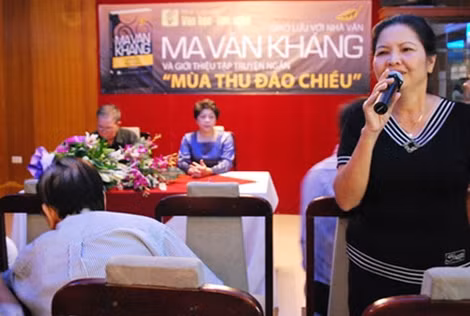 Bà Hoàng Tuyên làm MC ra mắt sách của nhà văn Ma Văn Kháng.